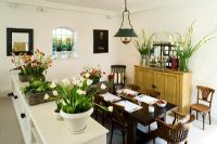 Salle à manger avec table et fleurs