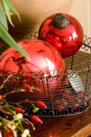 Boules de sapin de Noël rouge décoratif dans une grille
