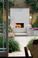 Jardin moderne avec cheminée