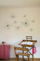 Bureau et chaise en bois avec des papillons sur le mur