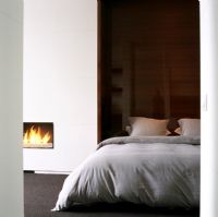 Chambre moderne avec lit et cheminée