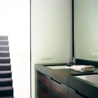 Vue de l'évier et de l'escalier de la salle de bain en arrière-plan