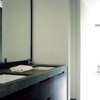 Salle de bain moderne avec double lavabo