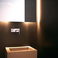 Salle de bain moderne avec lavabo et miroir