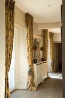 Couloir avec rideaux fleuris