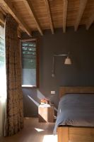 Chambre avec lit et plafond en bois