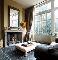 Salon moderne avec cheminée en pierre