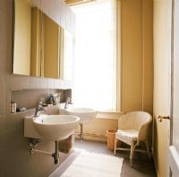 Salle de bain moderne avec deux lavabos