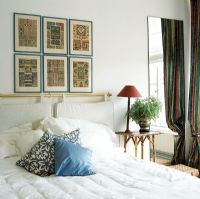 Chambre moderne avec oreillers bleus
