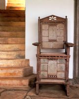 Escalier avec chaise antique