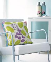 Coussin floral sur chaise