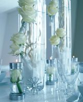 Bougies allumées, fleurs dans des vases et décorations de Noël sur table