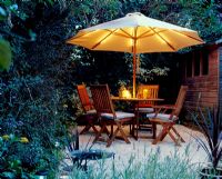 Table et chaises de jardin avec parasol lumineux