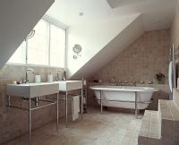Salle de bain moderne avec deux lavabos et baignoire