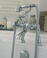 Détail des robinets de salle de bain et douche