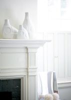 Vases blancs modernes sur la cheminée