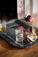 Plateau avec verres et carafe sur la table à côté de la cheminée