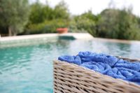Panier de serviettes à côté de la piscine