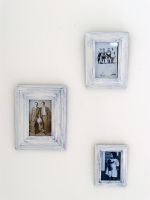 Photographies détaillées dans des cadres sur le mur