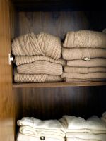 Vêtements pliés dans une armoire