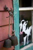 Cloches de vache à l'extérieur de la maison de campagne
