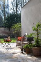 Salon de jardin sur terrasse pavée