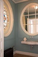 Salle de bain classique avec vitrail