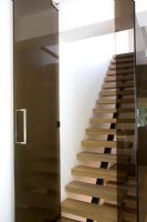 Portes vitrées modernes à l'escalier