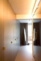 Couloir bordé d'une armoire vers une chambre moderne