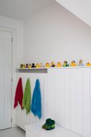 Collection de canards en caoutchouc dans la salle de bain moderne