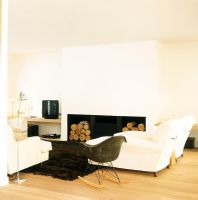 Salon moderne avec chaise berçante Eames