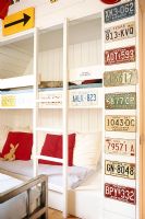 Chambre d'enfant avec lits superposés et plaques d'immatriculation vintage