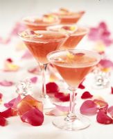 Verres à martini avec pétales de fleurs