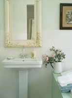 Intérieur de salle de bain avec lavabo avec miroir