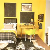 Chambre jaune avec lit et table d'appoint avec chaise