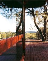 Grand patio en bois reflété dans une porte coulissante en verre