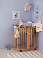 Chambre bleue avec lit bébé