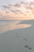 Empreintes de pas dans le sable sur une plage