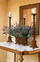 Vase à fleurs décoré avec bougie sur table d'appoint