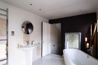 Salle de bain moderne avec lavabo Philippe Starck
