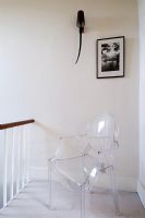Couloir avec Chaise Louis Ghost par Philippe Starck pour Kartell