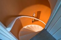 Détail de l'escalier orange