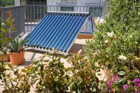 Panneau solaire en terrasse sur le toit