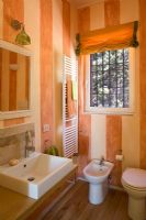 Salle de bain avec des murs aux couleurs délavées