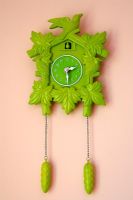 Horloge verte accrochée au mur