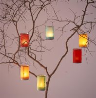 Lampes à bougies suspendues dans un arbre