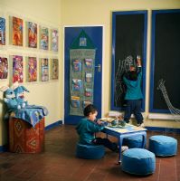 Deux garçons dessinant dans une salle de jeux