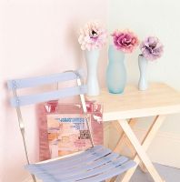 Table et chaise compactes avec des fleurs