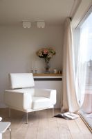Chaise en cuir blanc dans un salon moderne