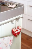 Coeur en tissu dans la cuisine avec porte-clés coeur